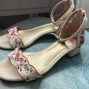 Heels with flowers on the side on of different color